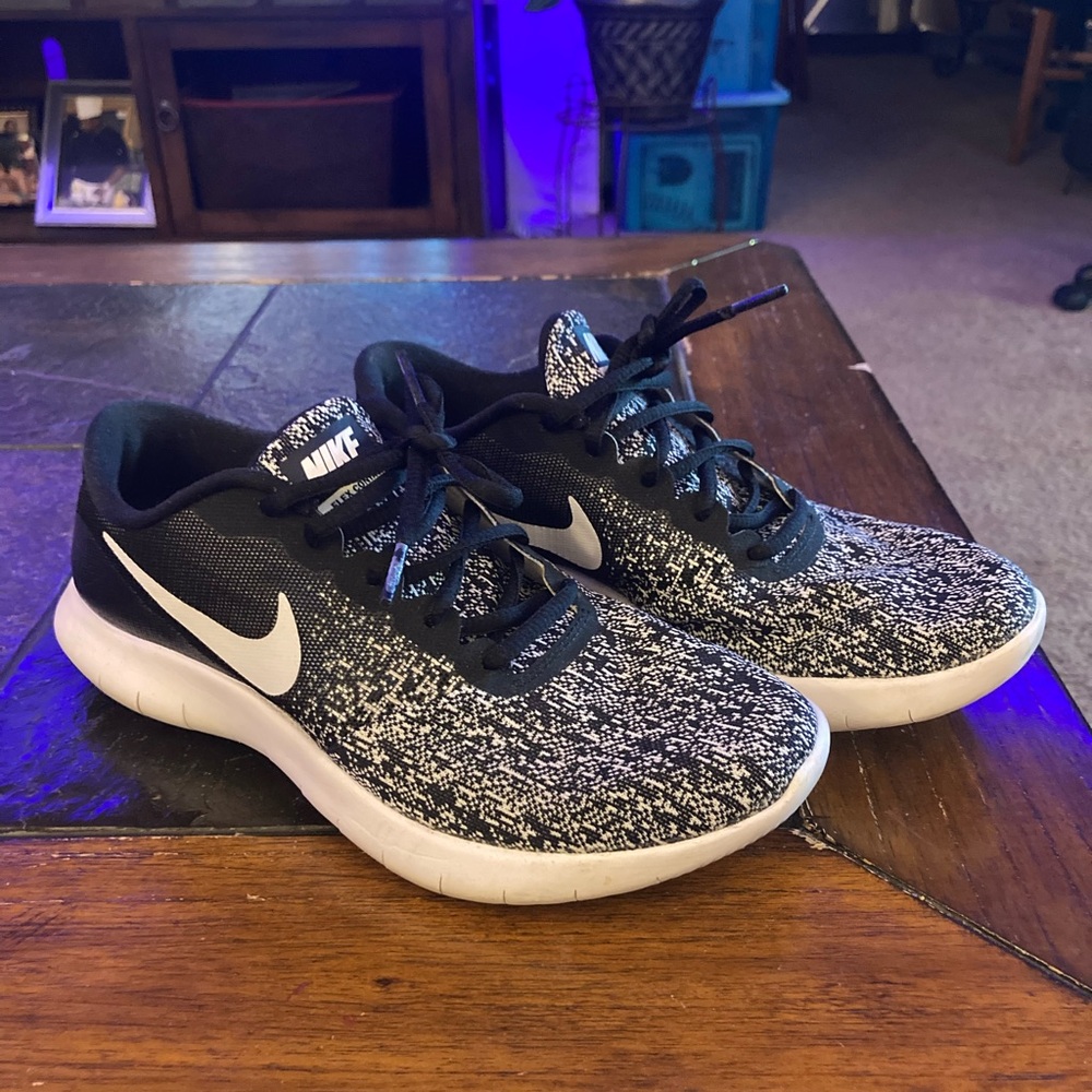 Women’s Sz 8.5 Nike sneakers